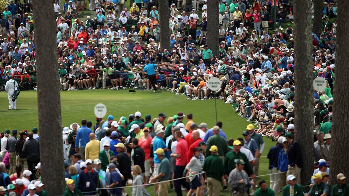 Nicht nur deshalb strömen die Fans jedes Jahr in Massen nach Augusta. Es gibt ja auch Golf der Spitzenklasse zu sehen. Der Klub ist aber streng in Sachen Fans: Tickethändler vor dem Gelände wurden schon von der Polizei festgenommen. Für die Tickets muss man sich schon Monate im Voraus bewerben und dann wird ausgelost