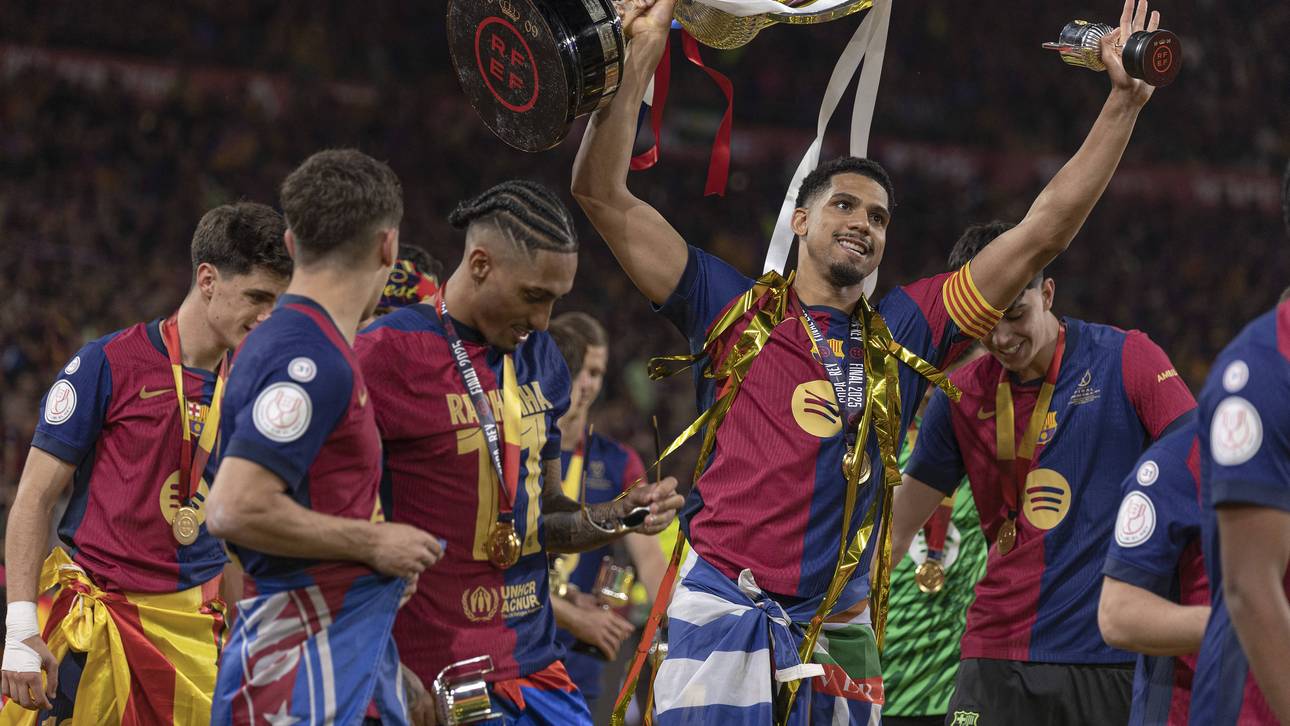 Ronald Araújo mit dem spanischen Pokal