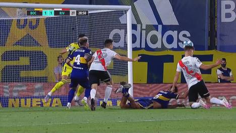 Am Samstag trafen im sogenannten Superclásico der argentinischen Liga die Stadtrivalen Boca Juniors und River Plate aufeinander. Dabei gelang Federico Girotti das Traumtor des Spiels.
