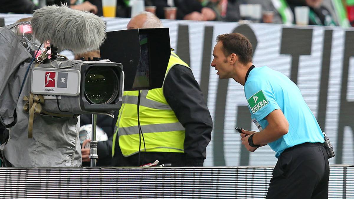 FLOP – WIRRWARR VIDEOBEWEIS: Es bleibt das bestimmende Thema der Bundesliga. Nach Regelanpassungen zu Saisonbeginn werden Handspiele neu bewertet. Trotzdem reiben sich Zuschauer am Fernsehen weiter die Augen, während sie minutenlang auf Entscheidungen warten müssen. Fans im Stadion stehen weiterhin im Dunkeln  