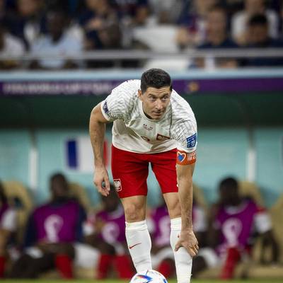 Robert Lewandowski gelingt beim WM-Aus der Polen der Ehrentreffer. Der Barca-Star zieht damit auch an einer Legende vorbei. Doch das Zustandekommen des Treffers stößt nicht nur Frankreichs Keeper Hugo Lloris übel auf.