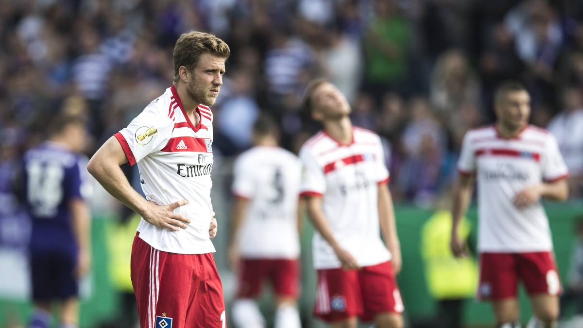 PLATZ 32 – HAMBURGER SV: Dem Dino wird mehr Glück als Verstand im Kampf um den Klassenerhalt unterstellt. Hinzu kommt die Posse rund um Investor Klaus-Michael Kühne und die  - so die Sichtweise - chaotische Vereinsführung, die dem HSV zu schaffen macht