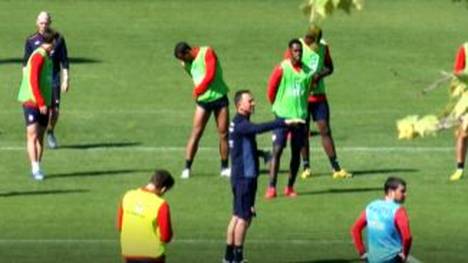 Nach Ablauf der häuslichen Quarantäne ist Mainz 05 auf den Trainingsplatz zurückgekehrt. Trainer Achim Beierlorzer erklärt, wie das Training unter neuen Bedingungen abläuft.