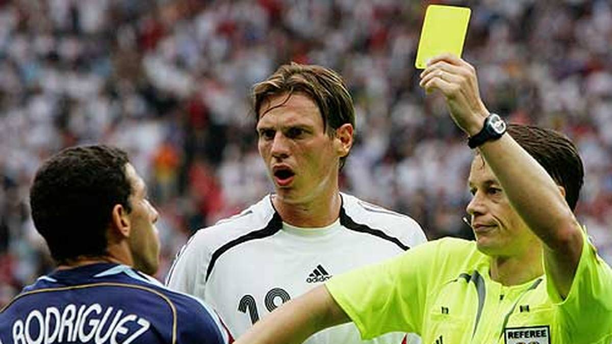 In einer denkwürdigen Partie geht es hoch her. Miroslav Klose gleicht die Führung der Argentinier aus, 1:1 heißt es nach 90 Minuten und Verlängerung. Hier sieht Maxi Rodriguez (l.) von Schiedsrichter Lubos Michel die Gelbe Karte, Tim Borowski schaut zu