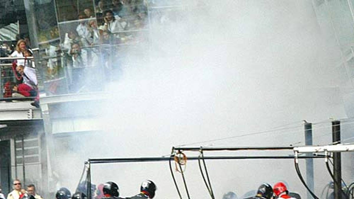 Der Name Gianmaria Bruni ist heute wohl nur noch den wenigsten Formel-1-Fans ein Begriff. In Monza wurden ihm zumindest ein paar Schlagzeilen gewidmet, als sein Minardi 2004 bei einem Boxenstopp Feuer fing. Der Italiener konnte unverletzt aus seinem Auto klettern
                  