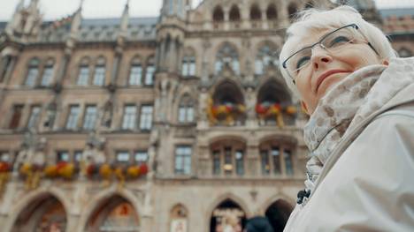 Inklusion ist kein Wunsch, kein gesellschaftliches Zugeständnis und kein Luxus. Inklusion ist ein Muss! Doch können wir uns Inklusion weiterhin leisten? In Zeiten knapper Haushalte in Bund, Ländern und Kommunen, in Zeiten von Kürzungen und Streichungen, da muss diese Frage erlaubt sein. 2009 hat sich Deutschland mit der Ratifizierung der UN-Behindertenrechtskonvention zu der Aussage verpflichtet: „Inklusion ist ein Menschenrecht.“ Doch wenn Geld für Waffen statt Bildung ausgegeben wird, Kulturangebote restlos gestrichen werden und stets „wichtigere Dinge“ im Fokus der Öffentlichkeit sind, scheint dieses Menschenrecht ist Gefahr. Und das hat nicht nur Auswirkungen für Menschen mit Behinderungen, sondern am Ende auch für unsere gesamte Gesellschaft.