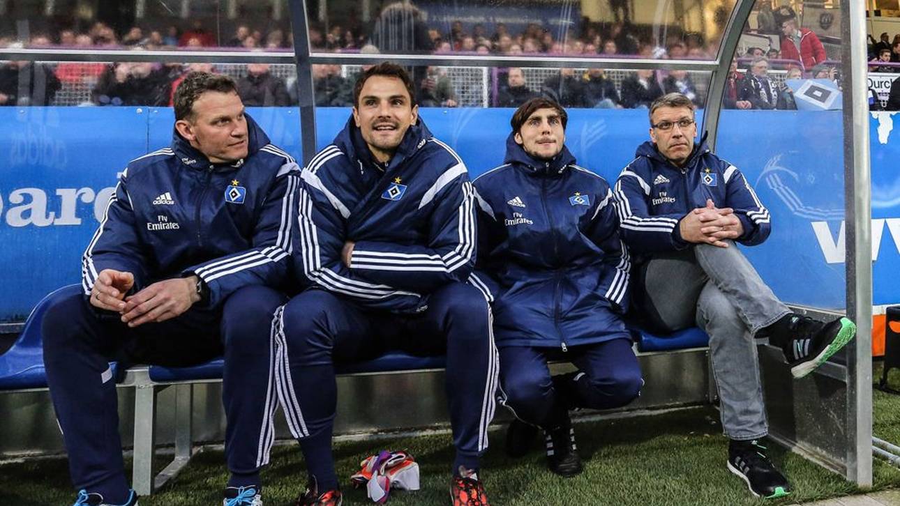 Matthias Kreutzer (2. v.r.) und Peter Knäbel (rechts) bei einem HSV-Testspiel während der Bundesliga-Saison 2014-15