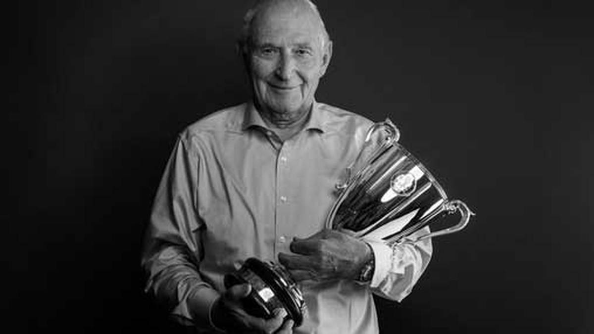 Borussia Dortmund trauert um die Klub-Ikone Alfred "Aki" Schmidt. Der 25-malige Nationalspieler starb am Freitag nach kurzer, schwerer Krankheit im Alter von 81 Jahren. SPORT1 zeigt Bilder der trauernden BVB-Gemeinde und zeichnet Stationen seines Lebens nach