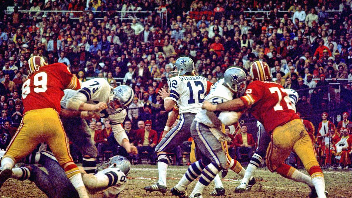 PLATZ 6 - ROGER STAUBACH: Er wird im Trikot der Dallas Cowboys zur Legende. Nachdem er vier Jahre aufgrund seiner Zeit in der Navy (u.a. im Vietnam-Krieg) verpasst, führt er Dallas zu neun siegreichen Saisons in Folge - inklusive zweier Super-Bowl-Titel. Staubachs 3.586 Passyards mit 37 Jahren in den 70ern sind höher einzuschätzen als 5.000 Yards heute