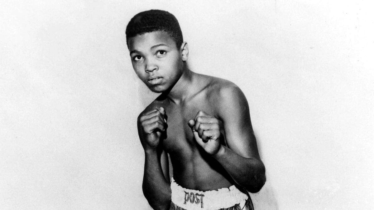 Muhammad Ali wird am 17. Januar 1942 in Louisville, Kentucky als Cassius Marcellus Clay (Name eines ehemaligen Politikers und Sklaverei-Gegners) geboren. Sein Vater ist Schildermaler, er wächst in ärmlichen Verhältnissen auf. 1954 wird ihm sein Fahrrad geklaut. Aus Wut meldet er sich beim Boxtraining an