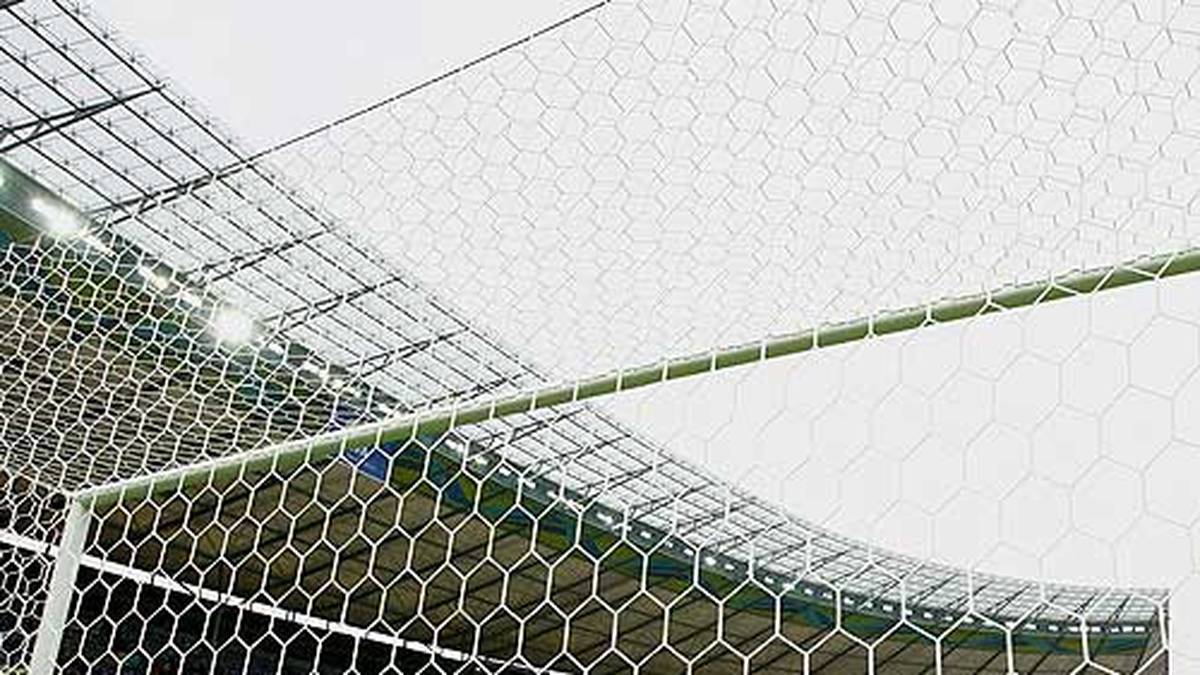 Das Elfmeterschießen entscheidet. Jens Lehmann wird zum Helden und pariert gegen Ayala und Cambiasso. Auch dank eines Zettels im Stutzen, auf dem die Gewohnheiten der argentinischen Schützen vermerkt sind