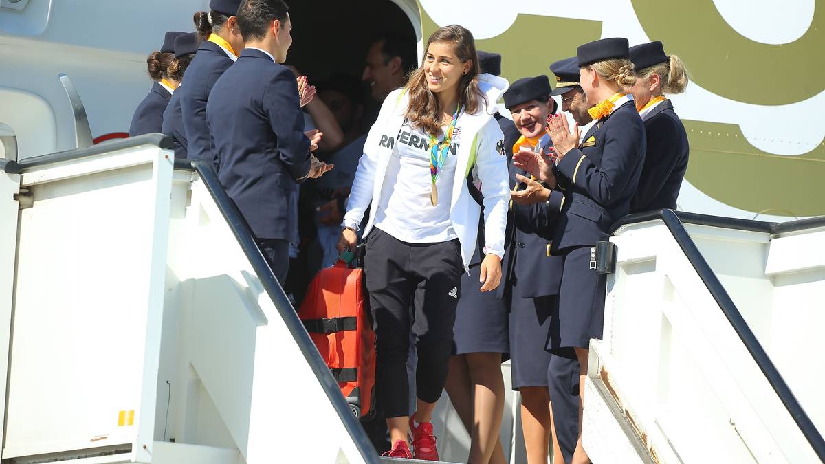 Auch die Fußballerinnen kehren golddekoriert zurück. Auch Ersatz-Torfrau Lisa Weiß von der SGS Essen hat sich den Applaus des Flugpersonals verdient