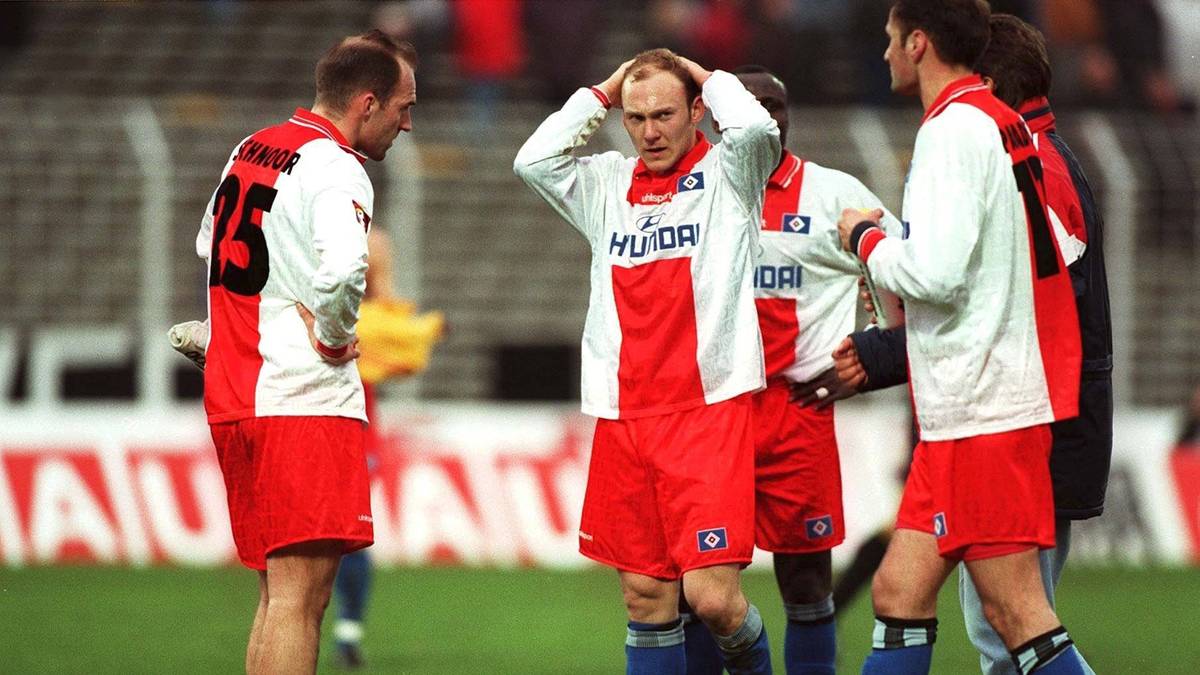 PLATZ 9: Stefan Schnoor (Hamburger SV) - Der Hamburger Stefan Schnoor sieht in der Saison 1996/97 im Derby beim FC St. Pauli die Rote Karte. Schnoor muss bereits nach gut vier Minuten vom Platz
