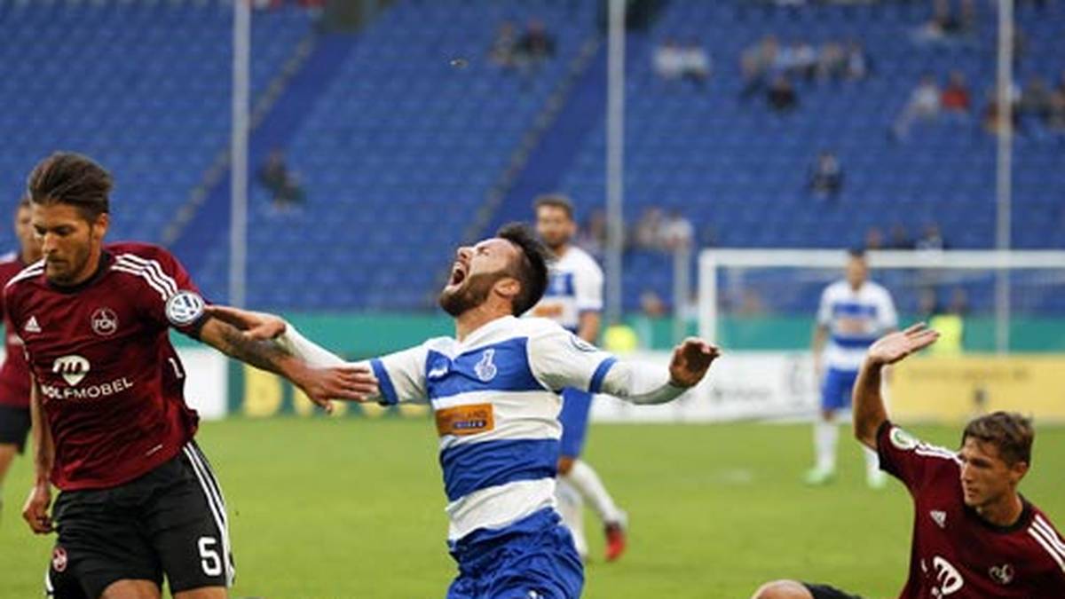 Die entscheidende Szene nach elf Minuten: Nürnbergs Niklas Stark (r.) kommt zu spät gegen Zlatko Janjic. Schiedsrichter Christian Dingert zeigt zu Recht auf den Elfmeterpunkt. Janic tritt selbst zum Strafstoß an...