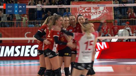 Der SC Potsdam gewinnt das Spitzenspiel gegen den Dresdner SC mit 3:0-Sätzen deutlich. Dennoch schlägt sich der DSC wacker, ein Ballwechsel ist bezeichnend für das gute Defensivspiel beider Mannschaften.