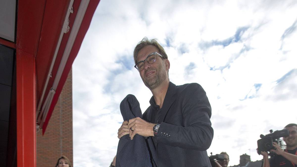 Jürgen Klopp trifft zur offiziellen Vorstellung an der Anfield Road ein, macht nach vier Monaten Pause einen erholten und entspannten Eindruck