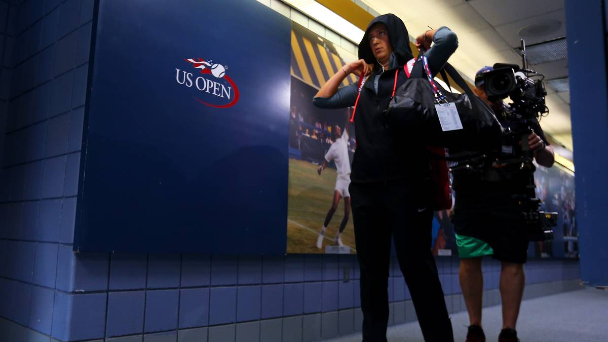 Lady cool! Viktoria Asarenka läuft mit hochgezogener Kapuze in die Arena ein