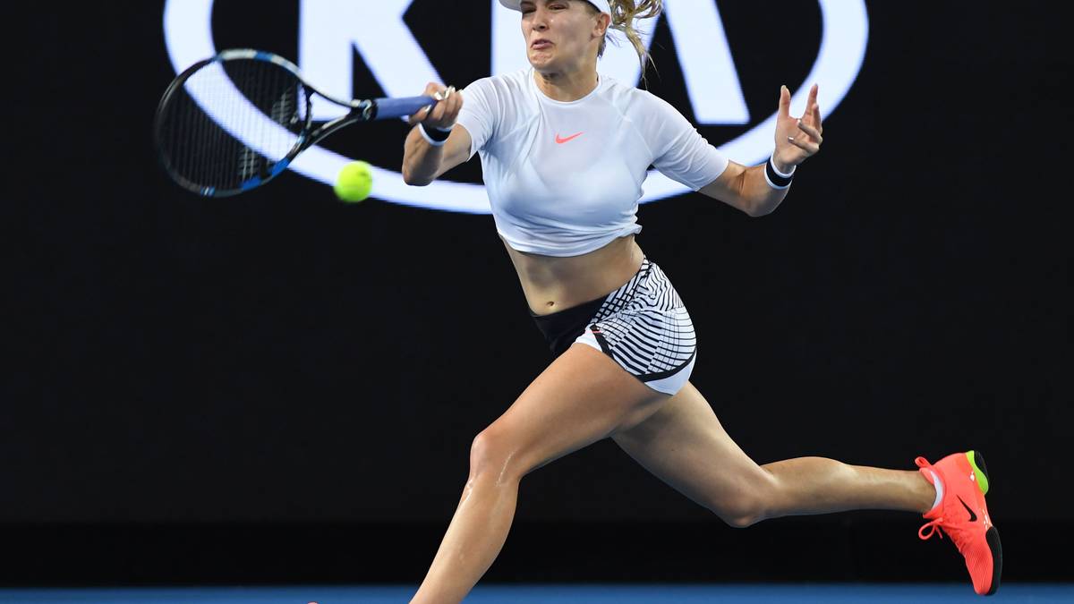 Die Wimbledon-Finalistin von 2014 scheint gut mit der außergewöhnlichen Kleidung zurechtzukommen. In der 1. Runde besiegt sie die US-Amerikanerin Louisa Chirico klar in zwei Sätzen