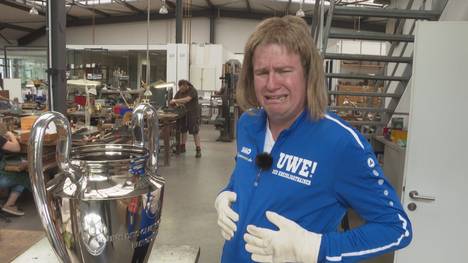 Kreisligatrainer Uwe besucht die Schmiede der Pokale und ist begeistert, was er in den Regalen alles findet. Und hat für die titellosen Vereine ein paar Alternativen aufgetan.