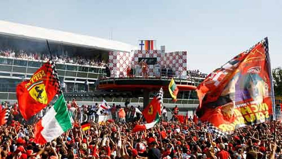 ...und wurde dafür noch einmal von den Ferraristi frenetisch gefeiert. Wenig später verkündete er seinen Rücktritt. 2010 kehrte er als Mercedes-Pilot zurück in die Formel 1, konnte in Italien aber keinen weiteren Sieg mehr feiern
                  