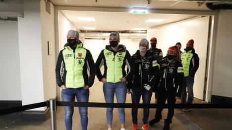 Die deutschen Alpin-Frauen um Lena Dürr (l.) bei der Pressekonferenz vor dem Weltcup-Start in Sölden