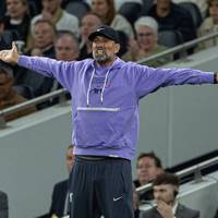 Tottenham Hotspur gewinnt das Topspiel in der Premier League gegen den FC Liverpool in letzter Sekunde dank eines Eigentores. Die Reds waren aufgrund zweier Platzverweise in Unterzahl geraten - und Opfer eines fataler VAR-Patzers.