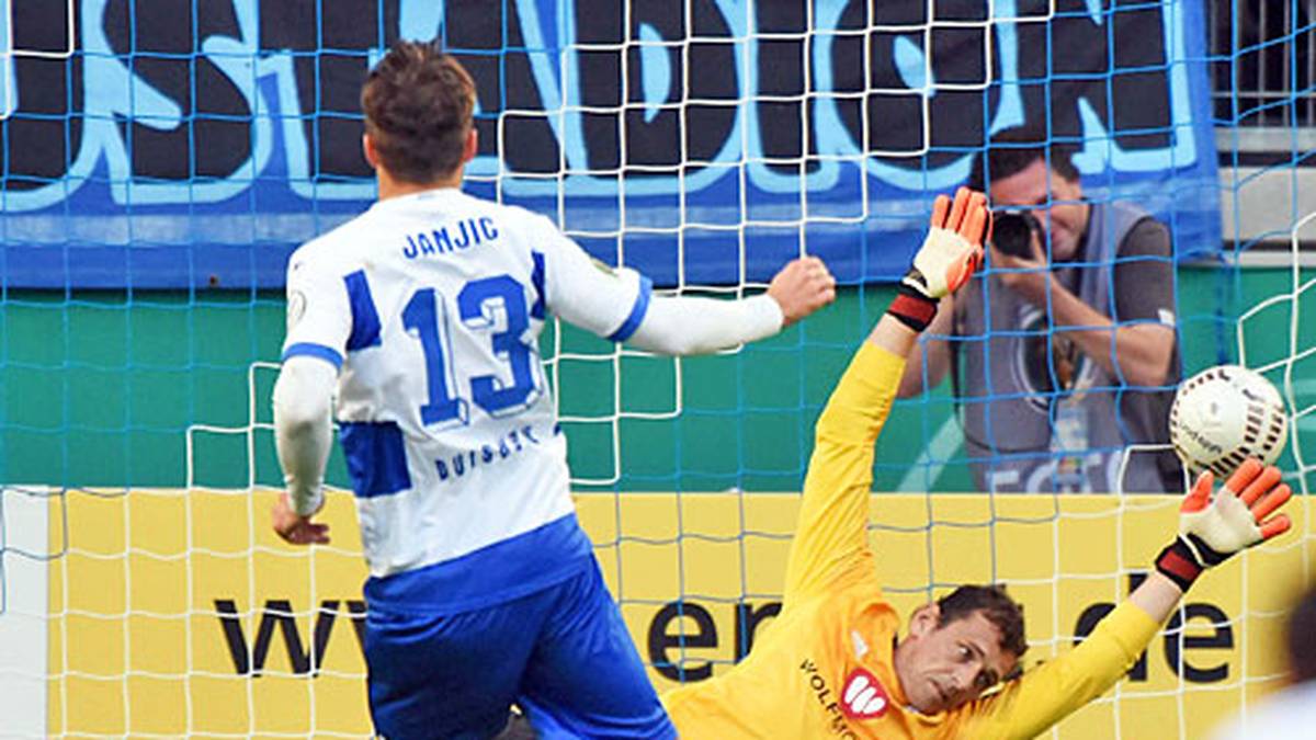 ... und verwandelt diesen souverän. Die verdiente Führung für die Duisburger