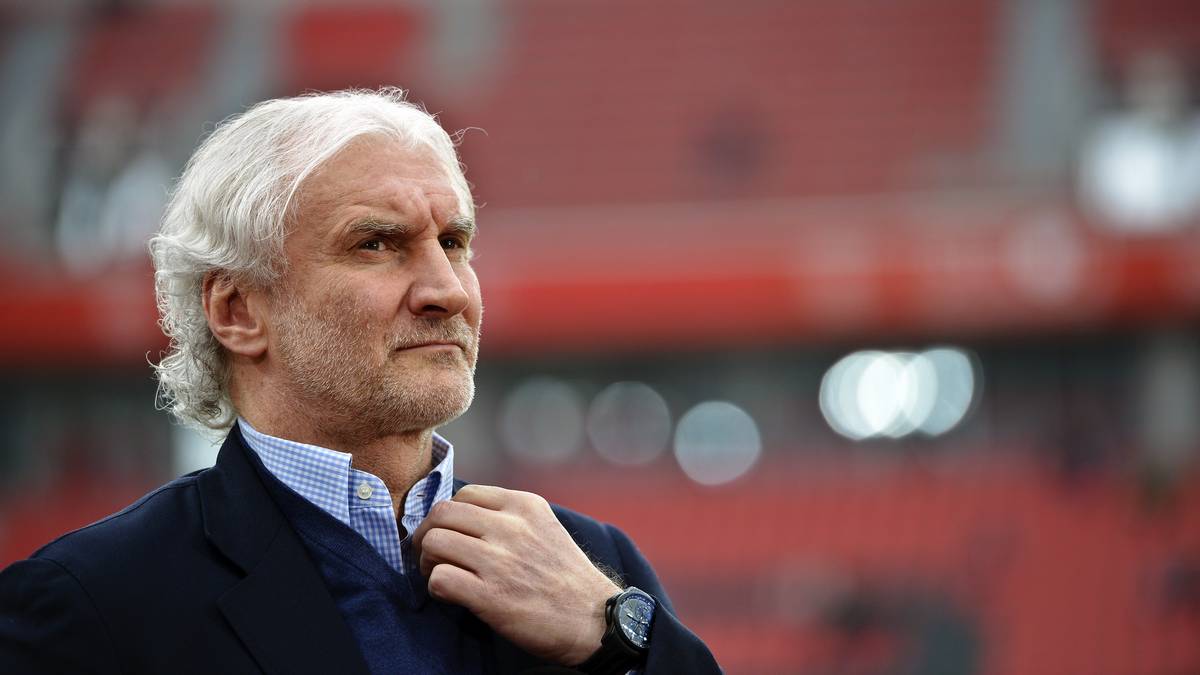 Bayer Leverkusen: Rudi Völler. Direktor Sport. Seit Januar 2005, Vertrag bis 2022. War bereits von 1996 bis 2000 Sportdirektor bei Bayer, ehe er als Nachfolger von Erich Ribbeck bis 2004 als DFB-Teamchef in die Bresche sprang. Nach dem EM-Vorrundenaus 2004 seit Januar 2005 wieder Sportchef der Werkself. Nach schwacher Saison 2016/17 nicht unumstritten