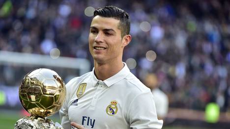 Cristiano Ronaldo posiert mit dem Ballon d'Or 
