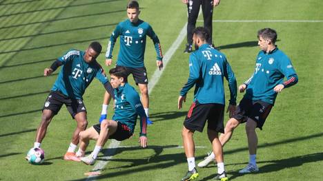 Der Bayern-Boss glaubt an weitere Abgänge aus München. Außerdem: Wettbieten um Leipzig-Star.