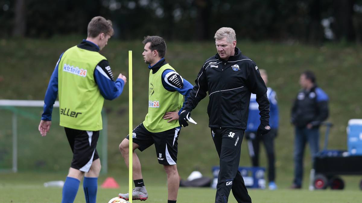 Hin und wieder unterbricht er das Training auch, gibt den Spielern weitere Anweisungen. Ob das alles schon erste Früchte trägt, erfahren wir am Freitag. Ab 18.30 geht es in Paderborn gegen Braunschweig. SPORT1.fm überträgt live