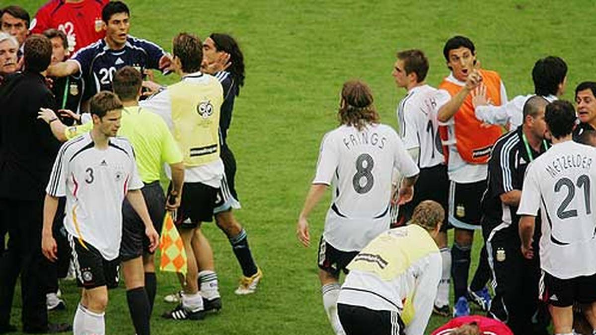 Die Argentinier scheiden aus und verlieren die Nerven. Cufre tritt Per Mertesacker (v. r.) in den Unterleib. Die Spieler gehen heftig aufeinander los