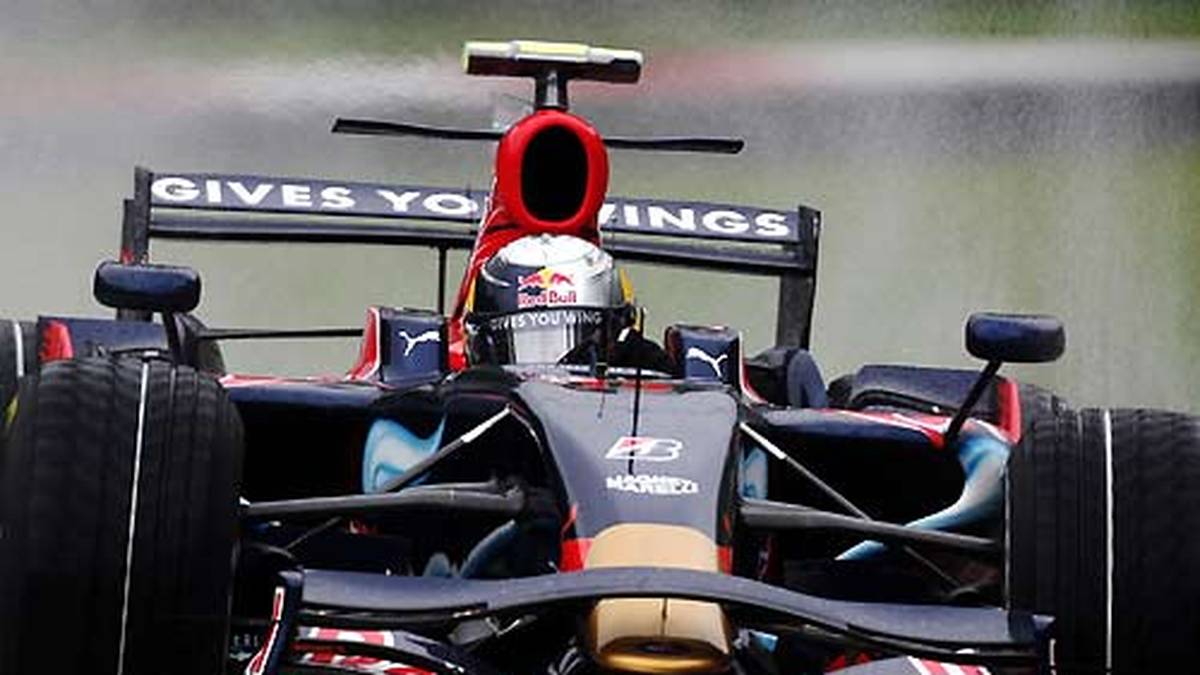 Dafür ging im Königlichen Park 2008 der Stern des nächsten Deutschen auf. Im strömenden Regen holte sich Sebastian Vettel im Qualifying sensationell die Pole-Position
                  