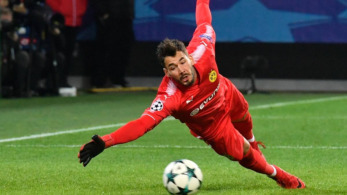 ROMAN BÜRKI (bis 90.+2): Rettete vor der Pause mit zwei Glanztaten überragend gegen Eriksen und Dier. Bei beiden Gegentreffern dann allerdings machtlos. Insgesamt im zweiten Durchgang in einer desillusionierten Viererkette der Fels in der Brandung. Wurde in der 90. Minute nach Zusammenprall mit Llorente unter Standing Ovations vom Platz getragen. SPORT1-Note: 2,5