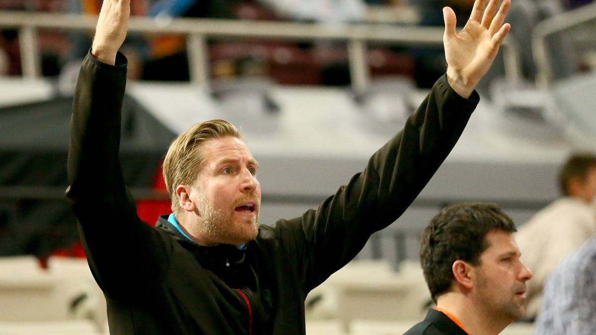 Auch Teammanager Oliver Roggisch hält es nicht auf den Sitzen