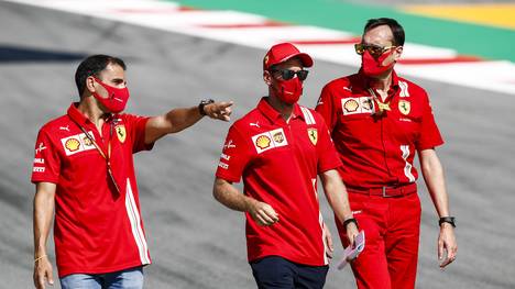 Sebastian Vettel (M.) hört am Saisonende 2020 bei Ferrari auf