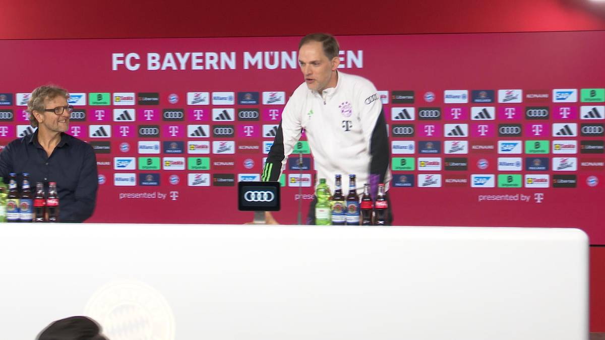 Die Pressekonferenz des FC Bayern München startete verspätet. Bayern-Trainer Thomas Tuchel erlaubt sich deswegen einen Scherz.