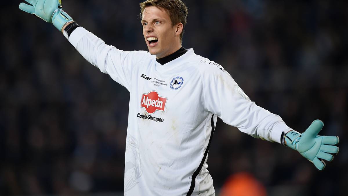 Alexander Schwolow ist nicht zufrieden, der Torwart beschwert sich bei seinen Vorderleuten