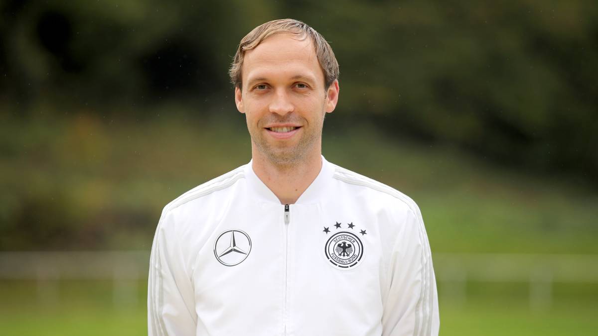 Höhere Ambitionen wird mittelfristig ANDREAS HINKEL haben, zusammen mit Wolfgang Beller Co-Trainer von Markus Weinzierl beim VFB STUTTGART. Der Ex-Nationalspieler trainiert beim VfB schon diverse U-Teams und auch die Zweite Mannschaft. Interimscoach beim VfB war er auch schon, mit 36 hat er noch viel vor sich