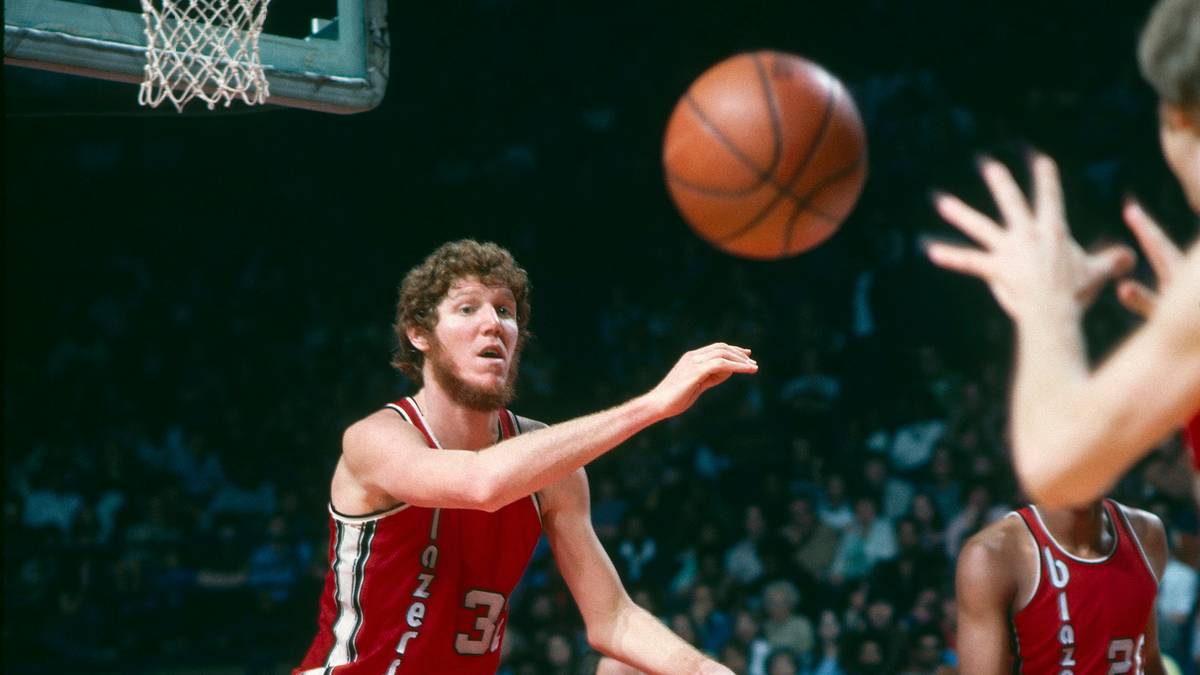 RANG 9 - BILL WALTON (1. PICK 1974, Portland Trail Blazers): Sollte der nächste dominante Big der NBA werden, aber bereits in seinen ersten zwei Jahren brach er sich Fuß, Nase, Bein und Handgelenk, die Fußprobleme sollten ihn begleiten. Bis in seine vorletzte NBA-Saison 85/86 machte er nie mehr als 65 Spiele