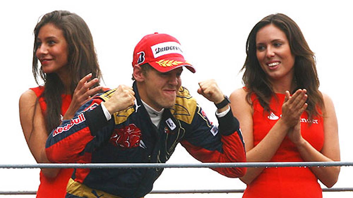 Auch im Rennen setzte er sich damals noch im unterlegenen Toro Rosso durch und durfte anschließend - eingerahmt von zwei Grid Girls - den Sieg genießen
                  