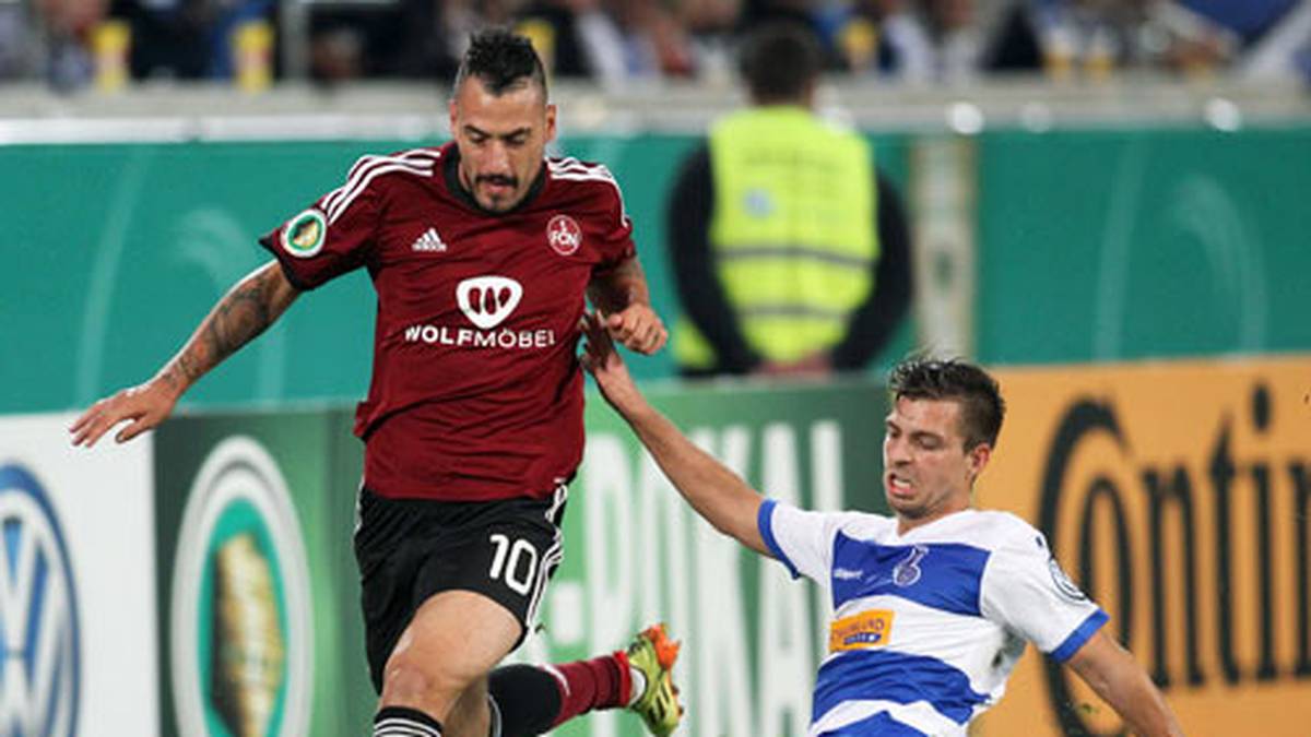 Doch der Club agiert gegen defensiv kompakt stehende Duisburger zu ideenlos. Die Franken wissen mit ihrem Ballbesitz herzlich wenig anzufangen und erspielen sich keine klaren Chancen