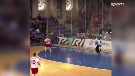 Drei Minuten vor Ende des Spiels in der russischen Futsal-Superliga gelang Andrey Batyrev der unmögliche Schuss. Der 32-Jährige erzielte in dem Match einen Hattrick und wurde - natürlich - Spieler des Tages.