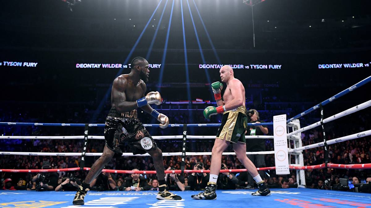 Mirror (England): "Einer der größten Kämpfe des Jahres erfüllt die Erwartungen voll und ganz. Fury denkt, dass er Deontay Wilders WBC-Krone genommen hat, aber er liegt falsch"