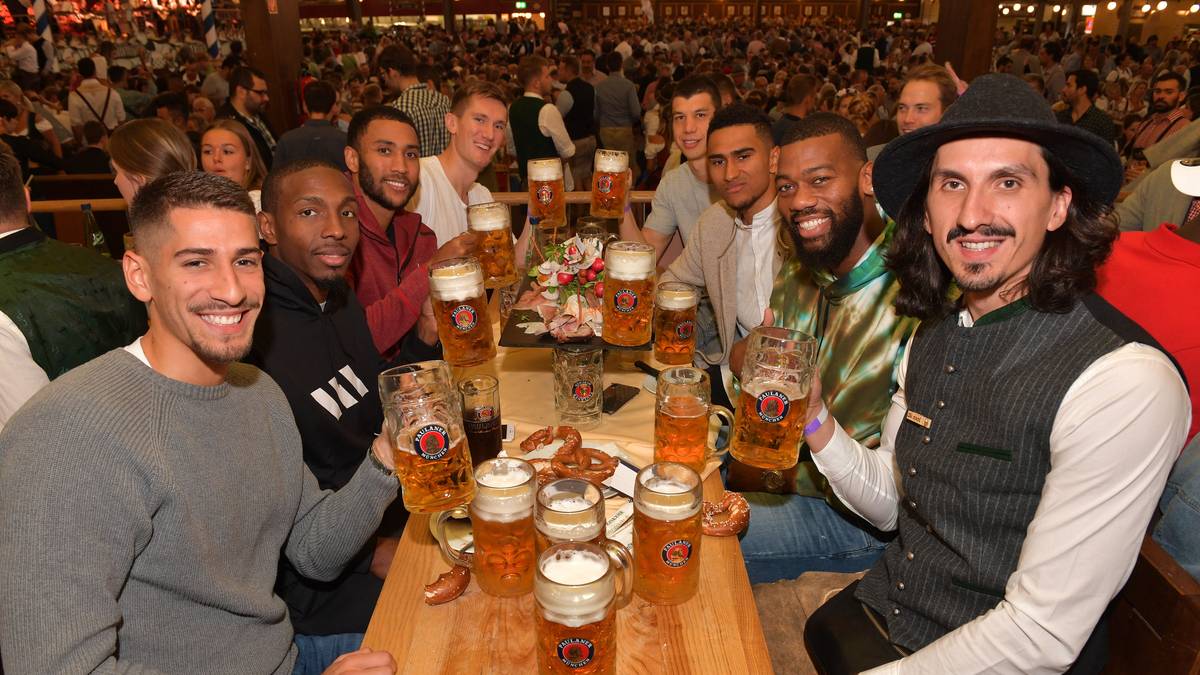 Die Basketball-Stars gönnen sich bei Brezn, Bier und einer deftigen Brotzeit eine Auszeit