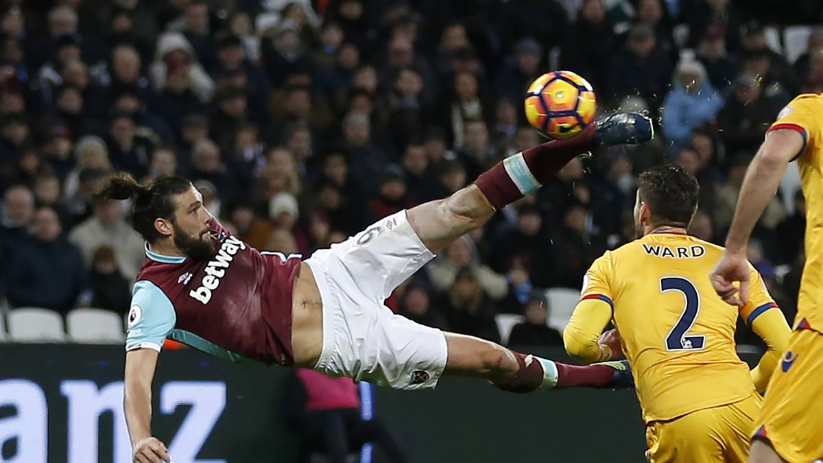 14. JANUAR 2017: Andy Carroll zeigt gegen Crystal Palace, dass er es ebenfalls draufhat. Mit einem tollen Seitfallzieher trifft der Stürmer von West Ham United ins Schwarze