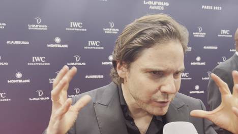 Beim Laureus World Sports Awards 2023 schwärmt der Schauspieler Daniel Brühl von dem fußballerischen Verständnis des Stürmers Robert Lewandowski und möchte gerne seinen Geheimtipp hierfür wissen. 
