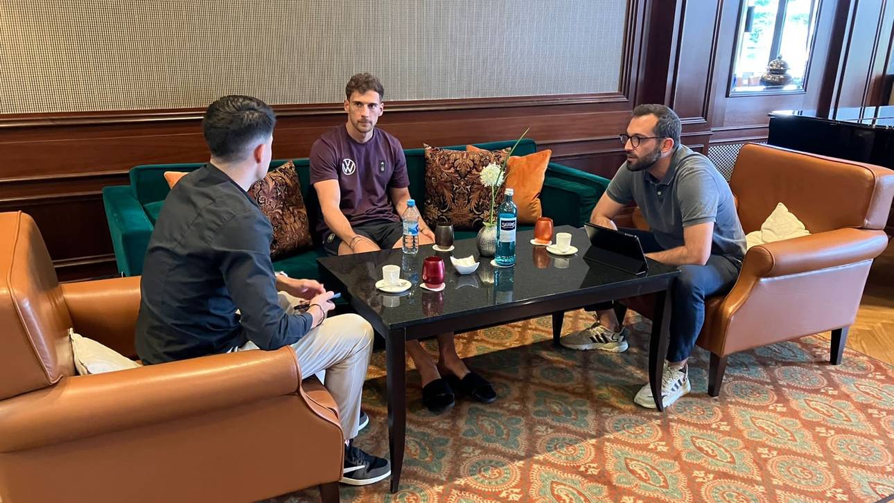Die beiden SPORT1-Chefreporter Kerry Hau (l.) und Patrick Berger (r.) im Gespräch mit DFB-Star Leon Goretzka (M.)