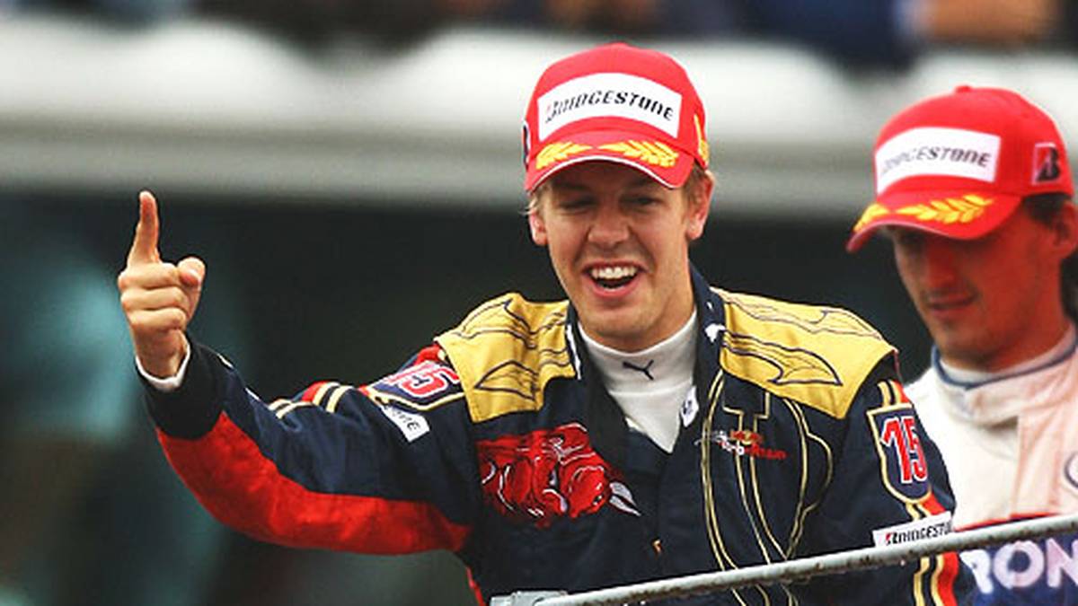 Der Triumph war auch die Geburtsstunde des Vettel-Fingers, der in den folgenden Jahren zu seinem Markenzeichen werden sollte
                  