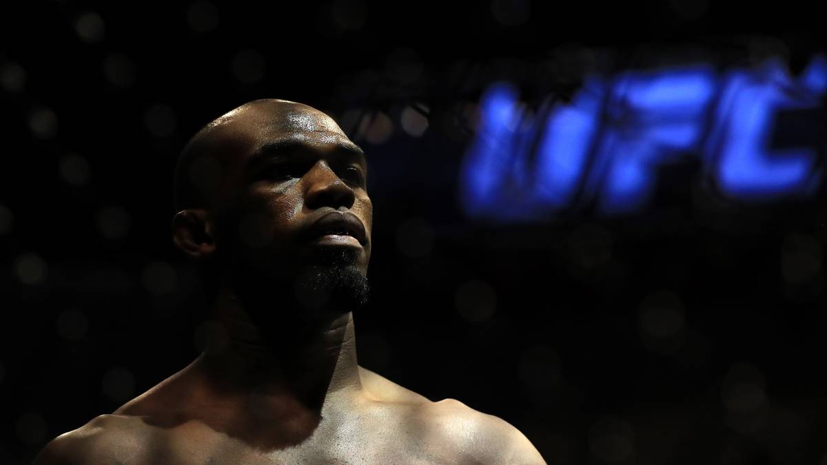 Vor Jones Comeback-Kampf gegen Alexander Gustafsson gab es erneut Wirbel um einen Positiv-Test - angeblich durch Restspuren von 2017 verursacht. Aus bürokratischen Gründen wurde der Kampf kurzfristig aus Las Vegas nach Kalifornien verlegt - weil die Athletikkommission von Nevada nicht schnell genug für Klärung sorgen konnte